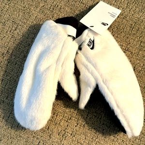 Nike Women’s Warm Faux Fur Mittens White Black Winter Soft Gloves Size XS/S -NWT